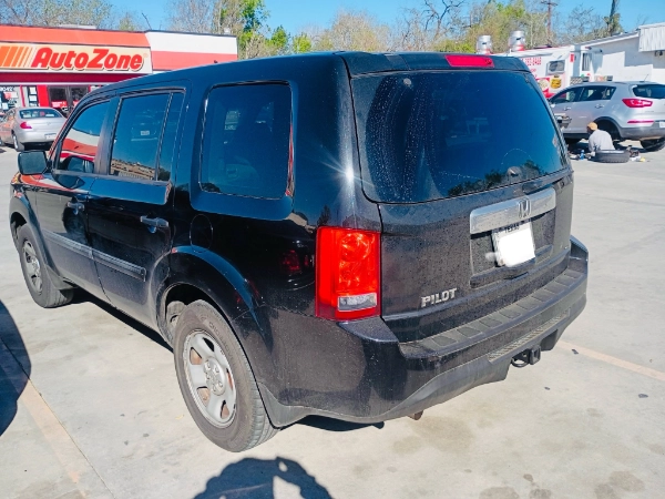 Honda Pilot negra estacionada en Houston, Texas, lista para venderse tal como está con 832 Cash For Junk Cars Houston.
