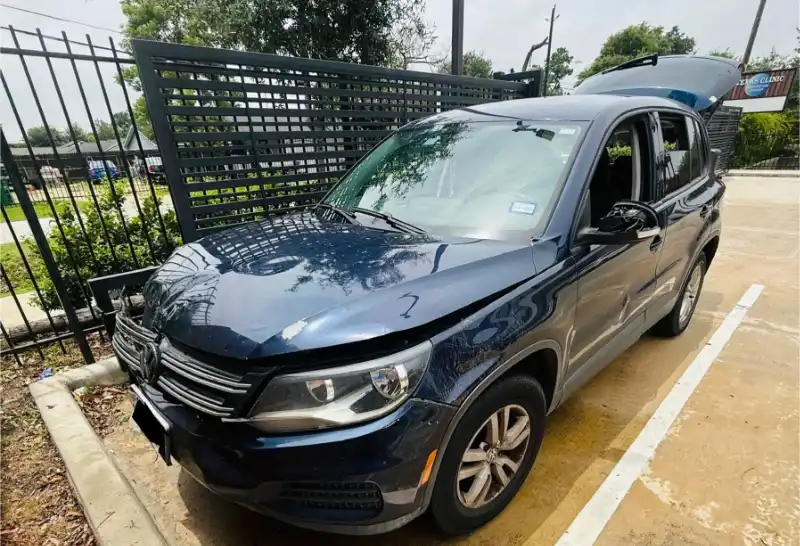 Damaged Volkswagen SUV for junk car pickup in Pearland, TX